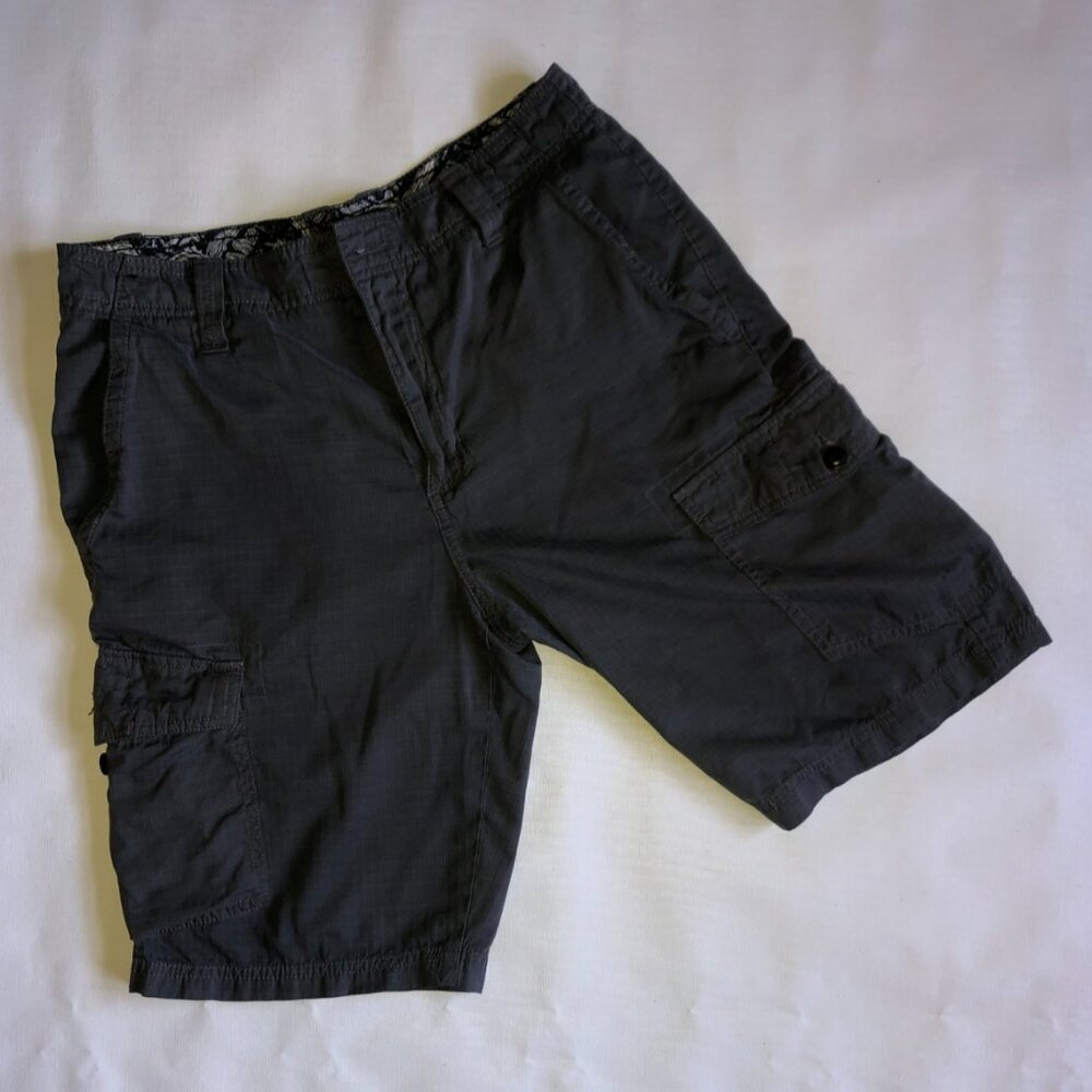 Men's Amplify Cargo Shorts with Pockets, Size 30 Gray Grid Pattern 10in inseam